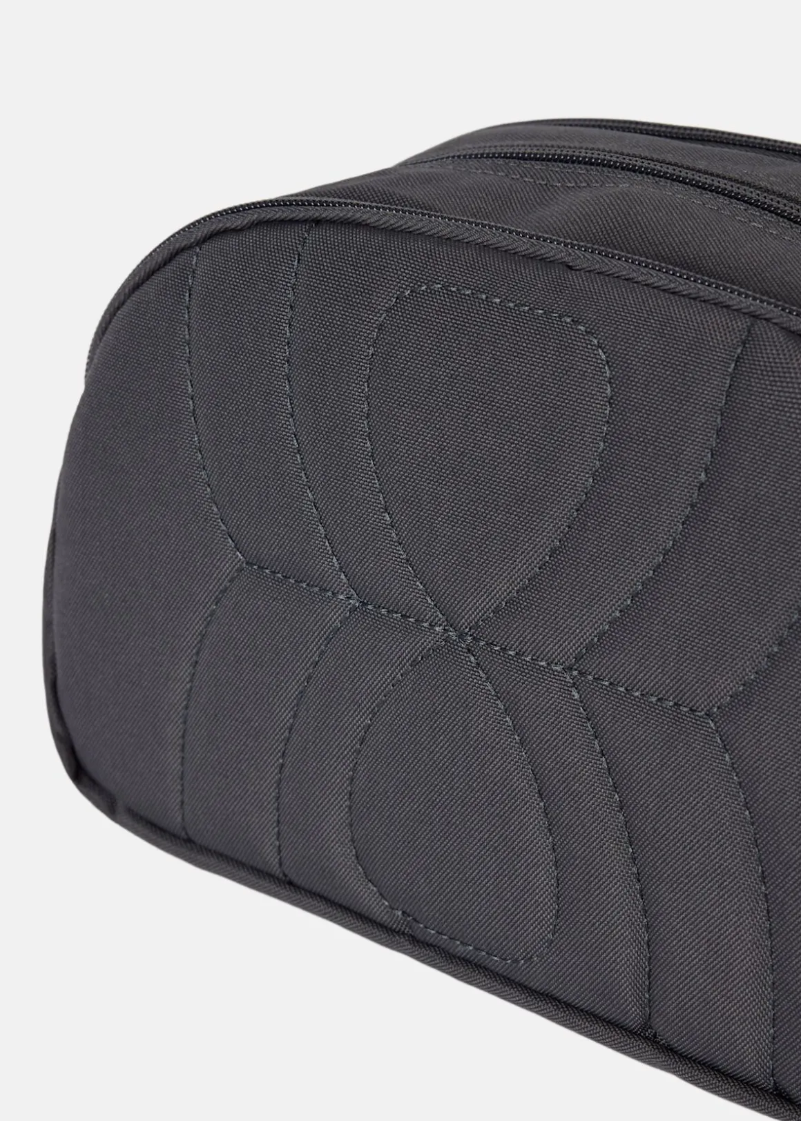 CORE WASH BAG STANDING