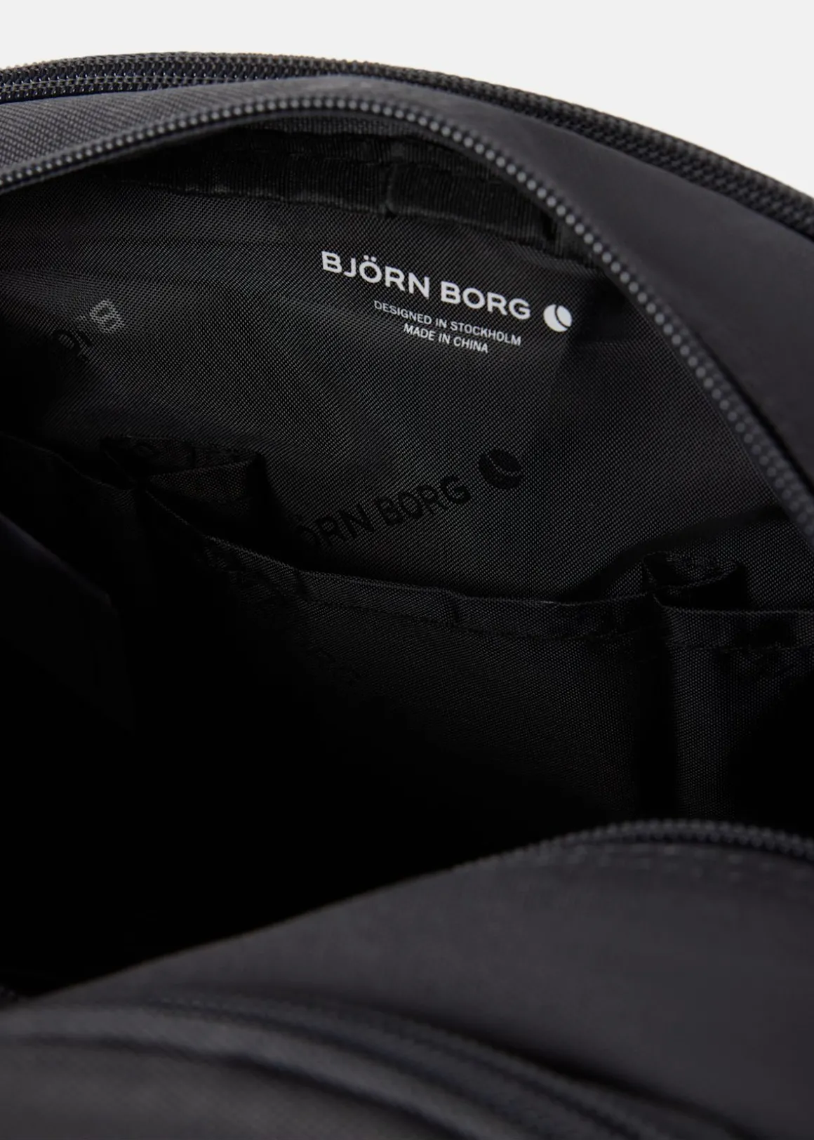 CORE WASH BAG STANDING